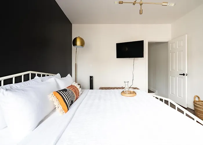 Jungle House Luxury Homes - Downtown Short North - Steps To Convention Center & Nationwide Arena - Sleeps Up To 10 - Free Parking - Over 5,800 Five Stars Holiday home Columbus