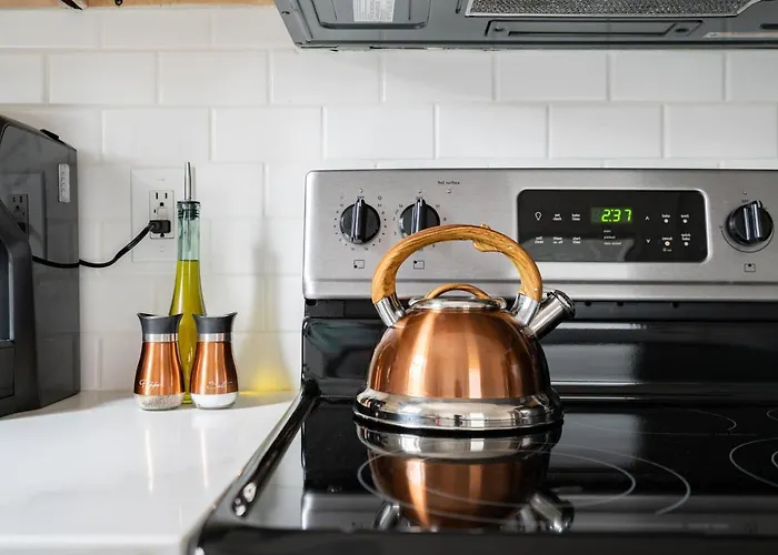 Jungle House Luxury Homes - Downtown Short North - Steps To Convention Center & Nationwide Arena - Sleeps Up To 10 - Free Parking - Over 5,800 Five Stars Holiday home Columbus