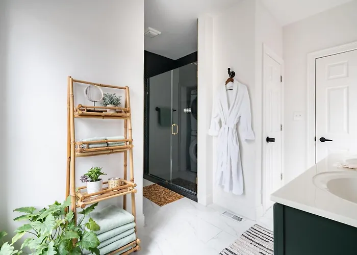 Jungle House Luxury Homes - Downtown Short North - Steps To Convention Center & Nationwide Arena - Sleeps Up To 10 - Free Parking - Over 5,800 Five Stars Columbus