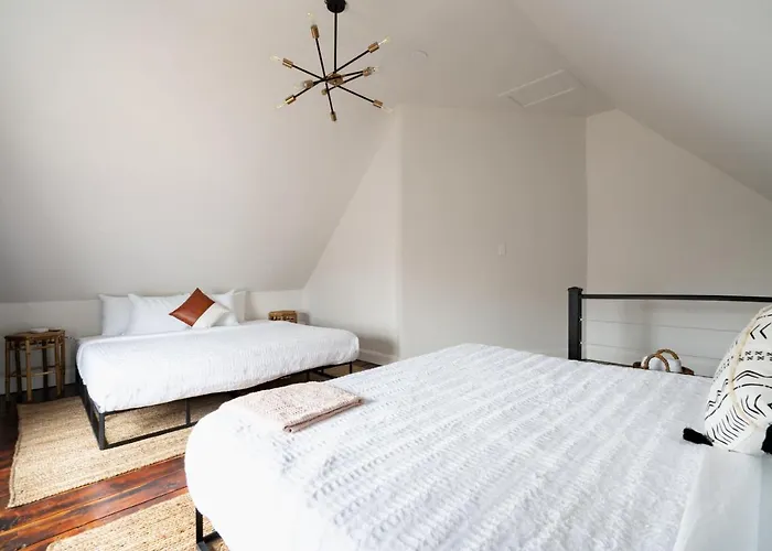 Jungle House Luxury Homes - Downtown Short North - Steps To Convention Center & Nationwide Arena - Sleeps Up To 10 - Free Parking - Over 5,800 Five Stars *