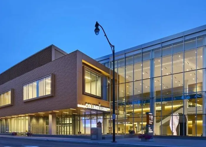 Jungle House Luxury Homes - Downtown Short North - Steps To Convention Center & Nationwide Arena - Sleeps Up To 10 - Free Parking - Over 5,800 Five Stars *