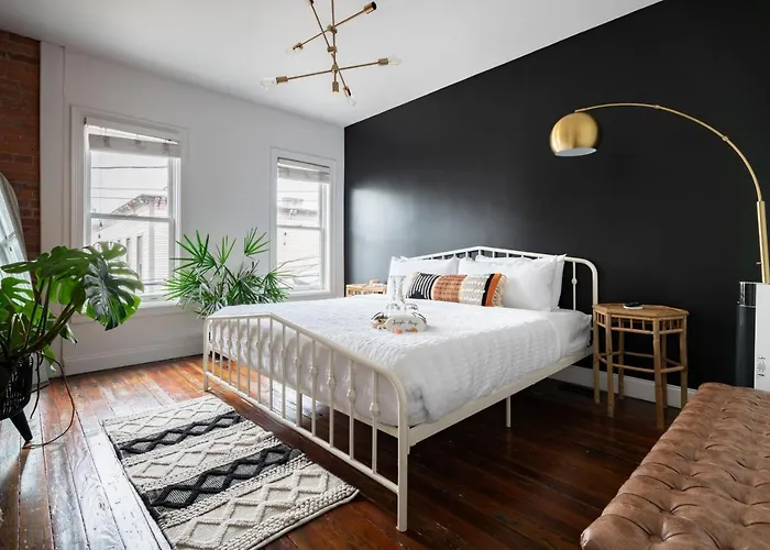 Jungle House Luxury Homes - Downtown Short North - Steps To Convention Center & Nationwide Arena - Sleeps Up To 10 - Free Parking - Over 5,800 Five Stars